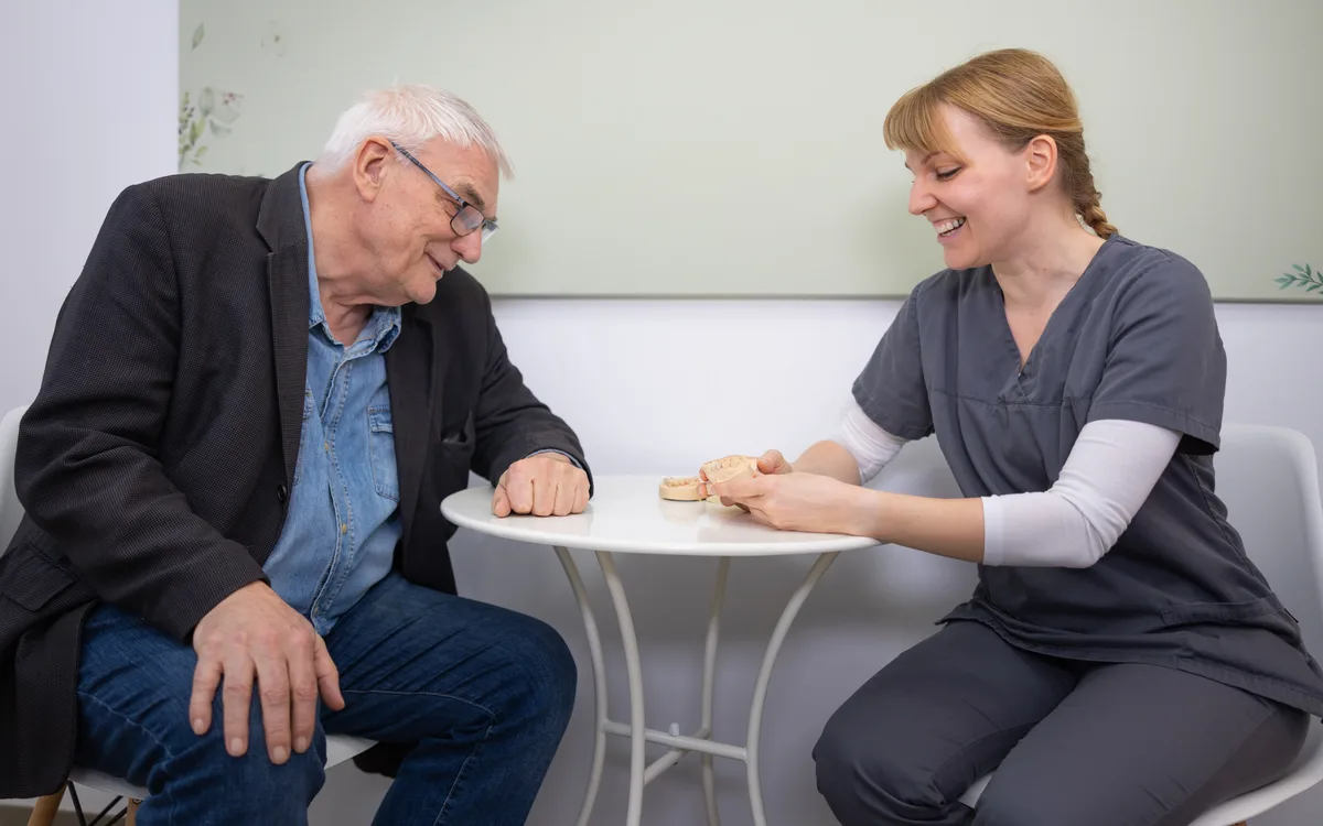 Eva Schrödter im Beratungsgespräch mit einem Patienten